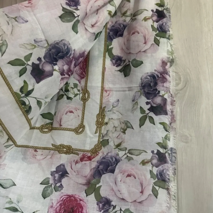 روسری گلدار بزرگ