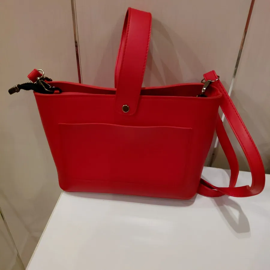 کفش قرمز گوجه ای