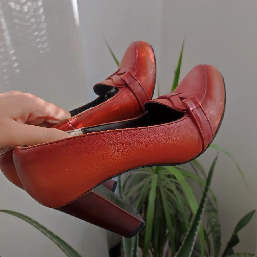 کفش چرم پاشنه دار