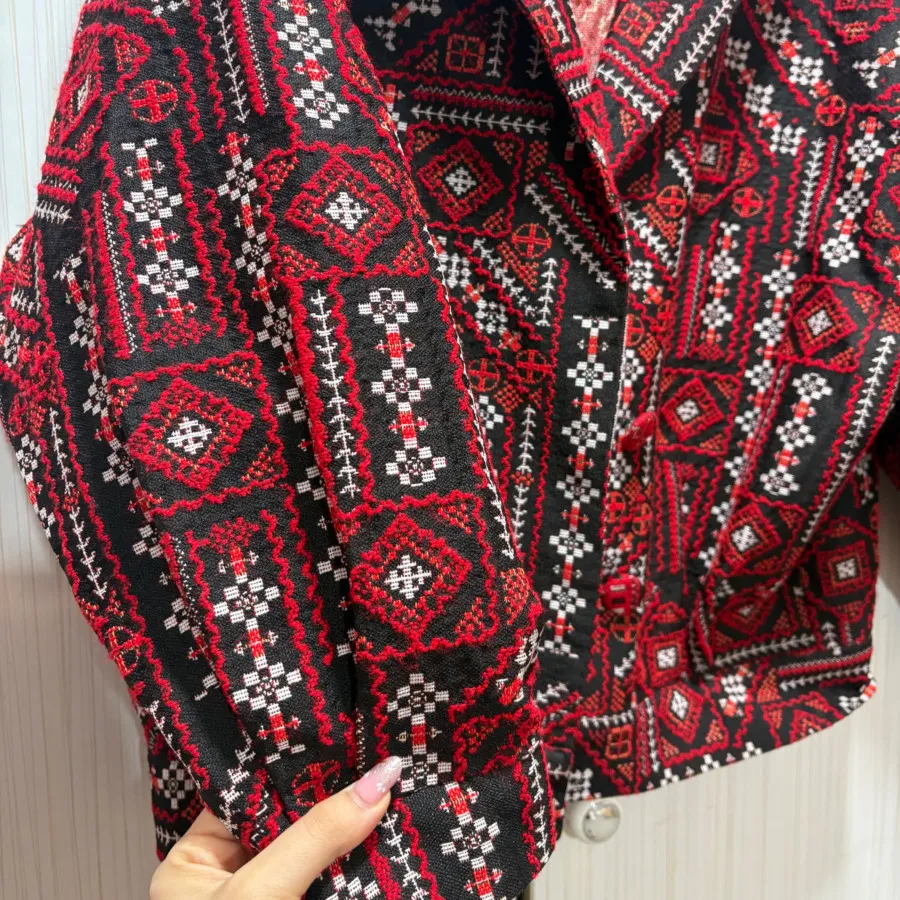 کت قرمز سنتی