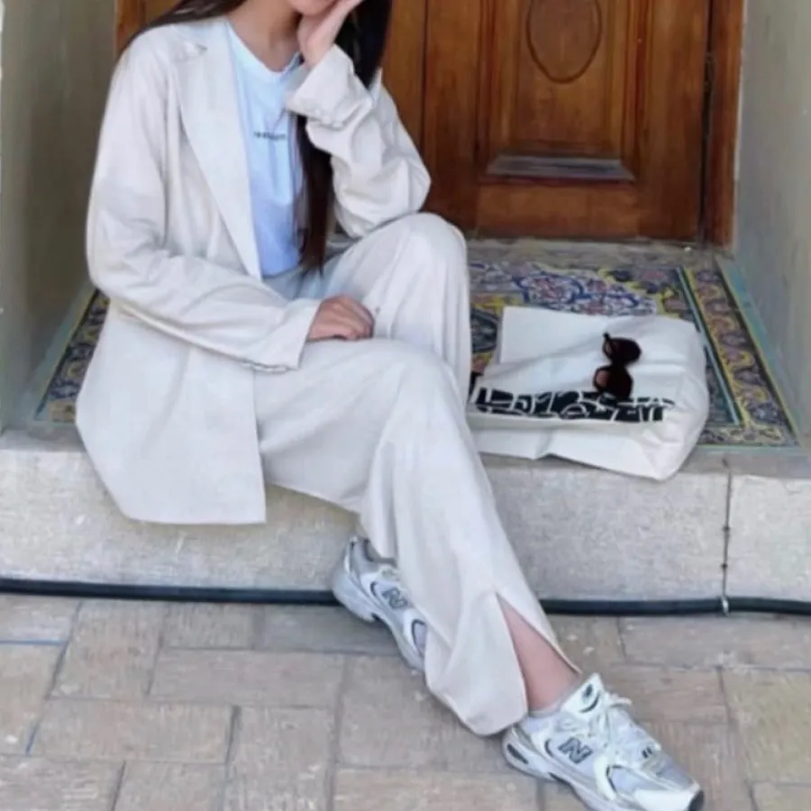 کت‌وشلوار لینن با رنگ کرم