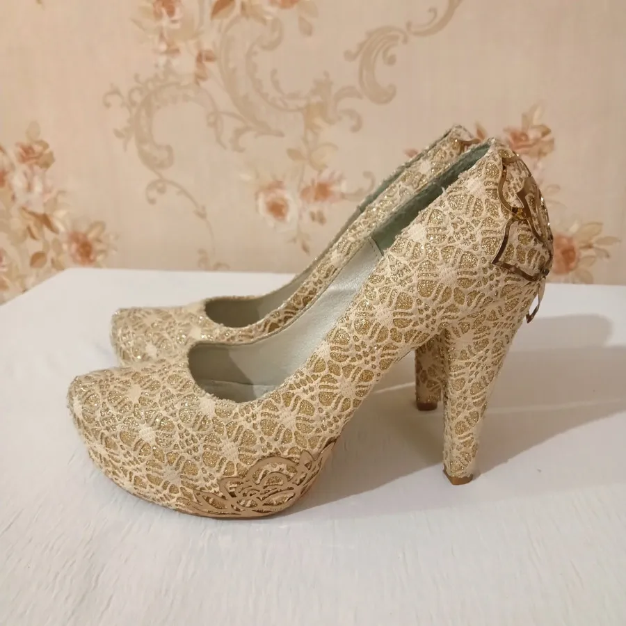 کفش طلایی مجلسی زنانه