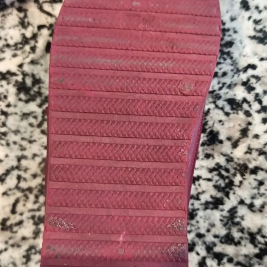 کفش کتونی زرشکی