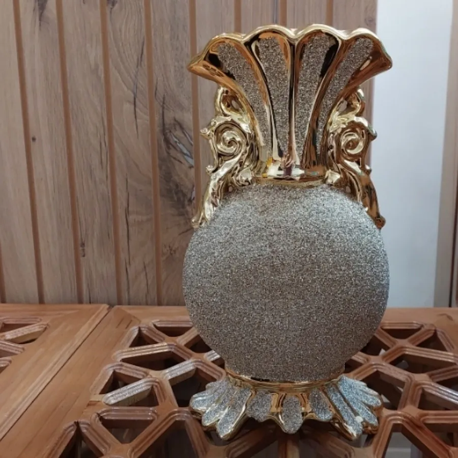 گلدان طلایی