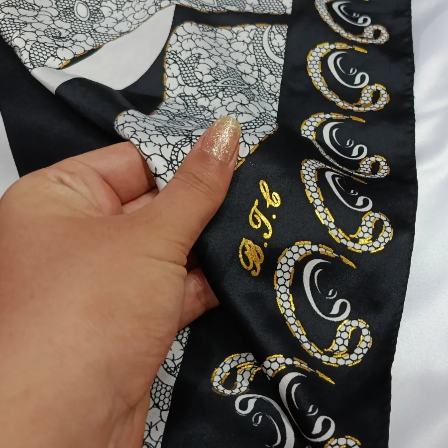 روسری ساتن طرح کالیگرافی