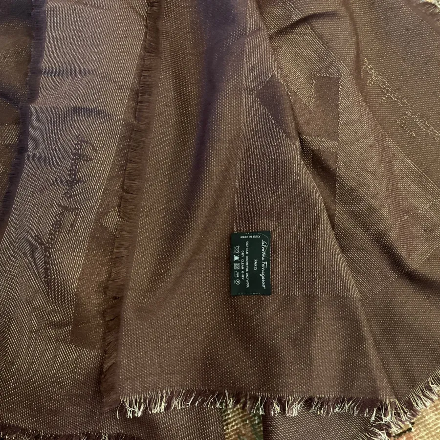 روسری قواره دار فرگامو