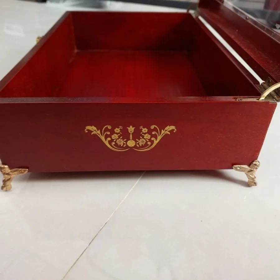 تعدادی جعبه به فروش میرسد