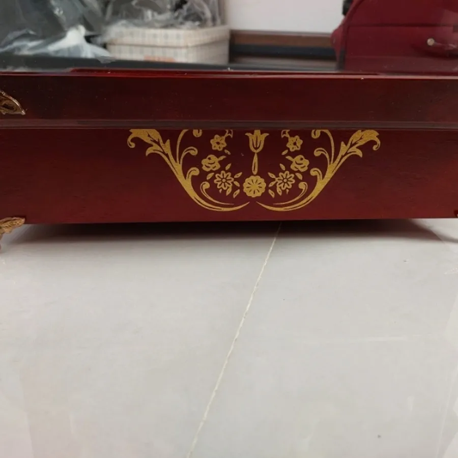 تعدادی جعبه به فروش میرسد
