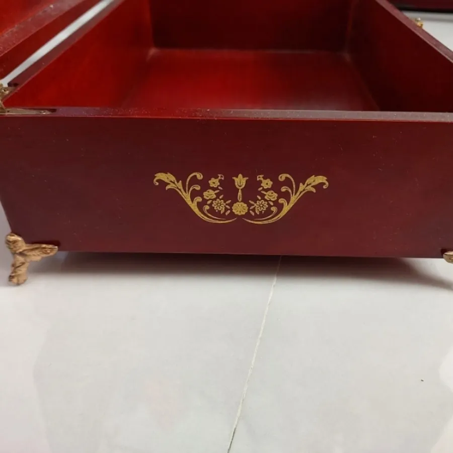 تعدادی جعبه به فروش میرسد