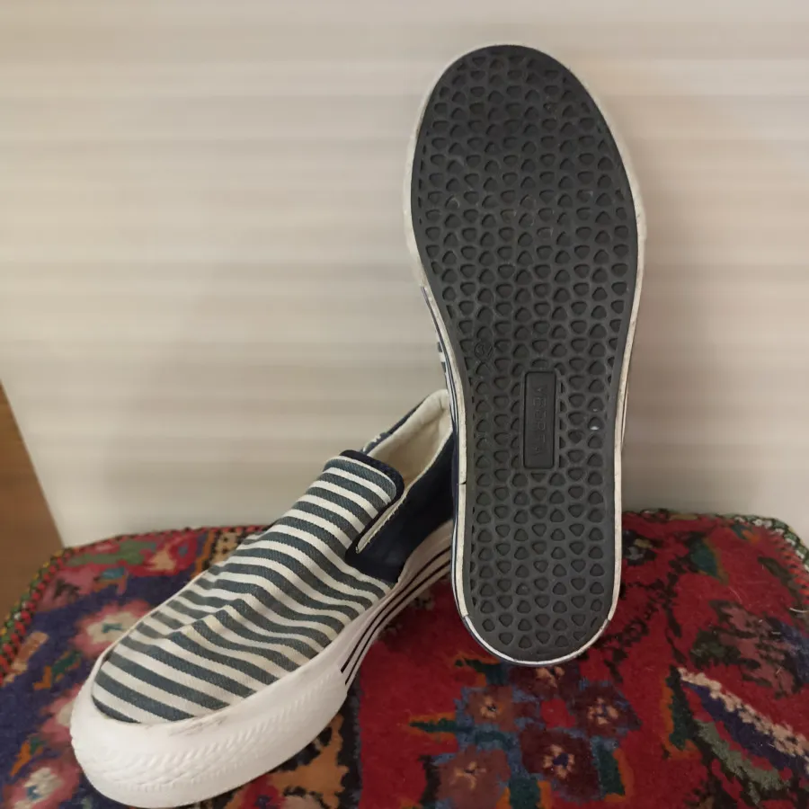 کتونی برندyeerfa
