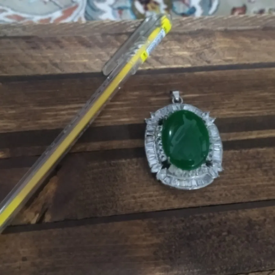 مدال تمام نگین بزرگ
