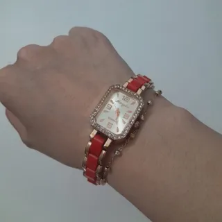 ساعت مچی قرمز