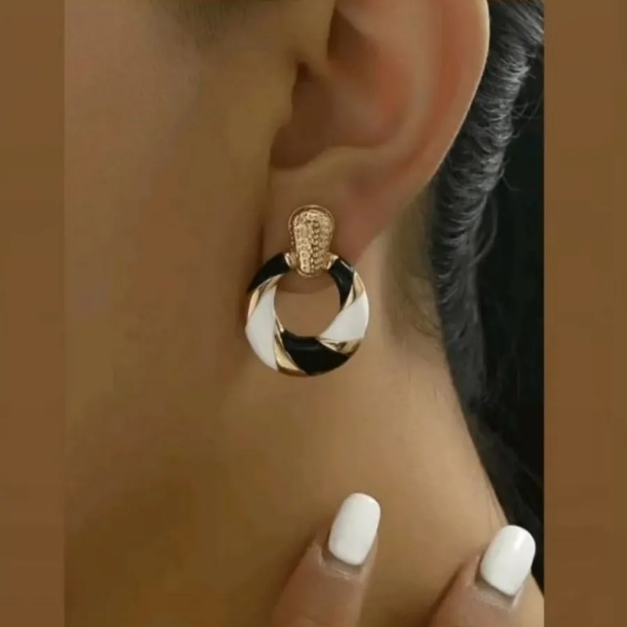 گوشواره سفید مشکی
