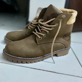 بوت قهوه ای