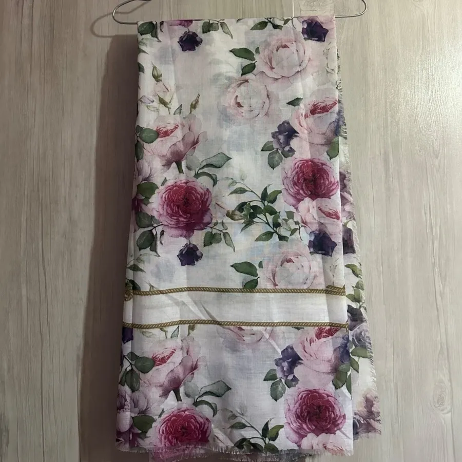 روسری گلدار بزرگ