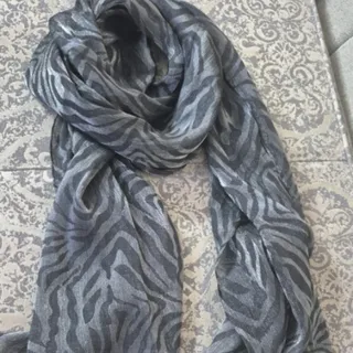 شال حریر طرح دار .