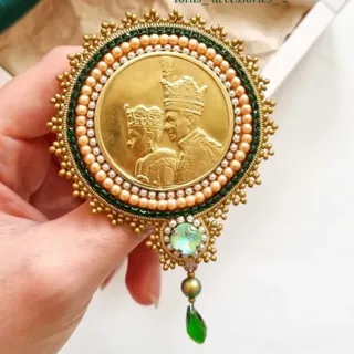 سنجاق سینه سکه شاهی