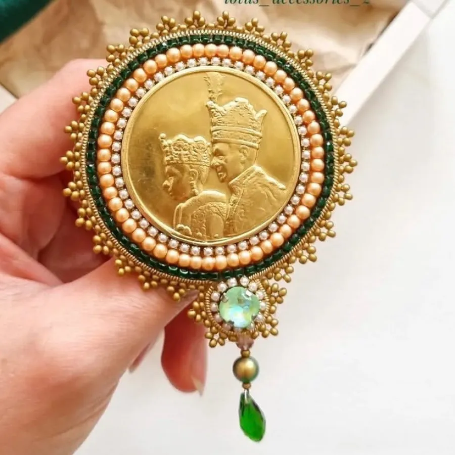 سنجاق سینه سکه شاهی