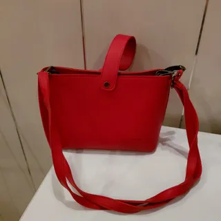 کفش قرمز گوجه ای