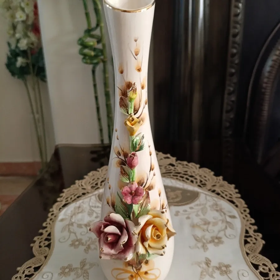 گلدان تک گل برجسته