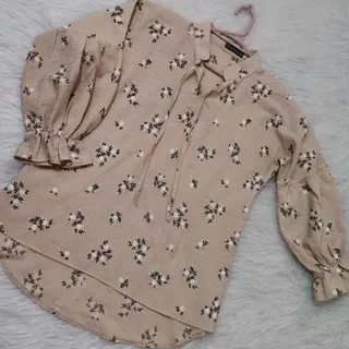 شومیز کرمی طرح گل