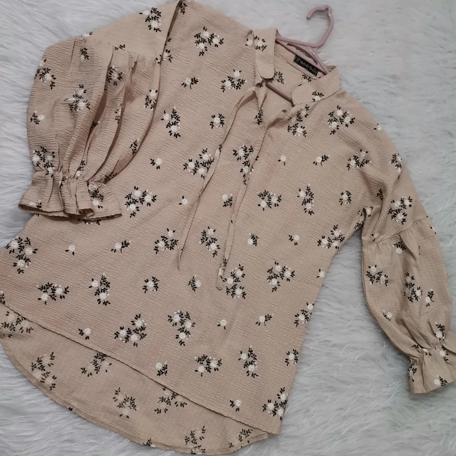 شومیز کرمی طرح گل