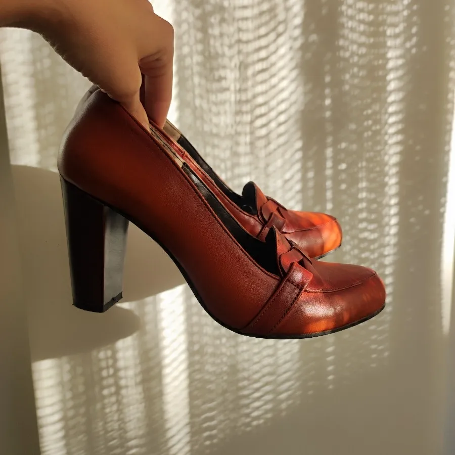 کفش چرم پاشنه دار