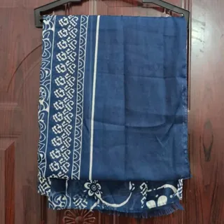 شال نخی آبی باطرح گل سفید