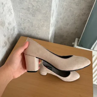 کفش پاشنه بلند کرم