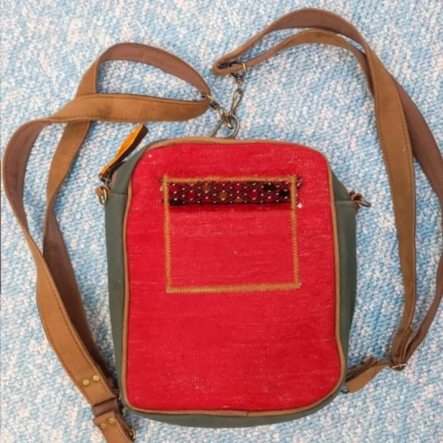 کوله سنتی قرمز