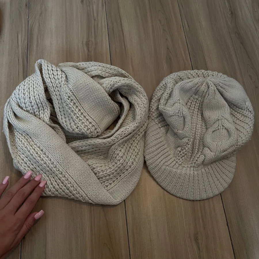 کلاه و شال گردن شیری