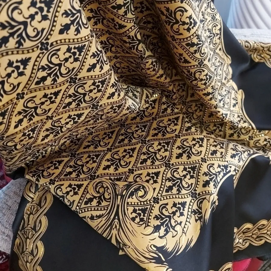 روسری زمینه مشکی طلا کوب
