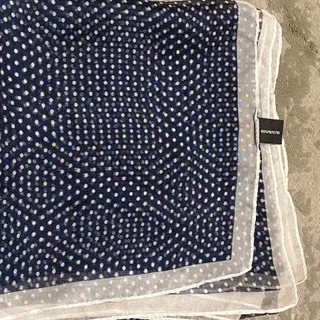 روسری سورمه‌ای خال‌خال