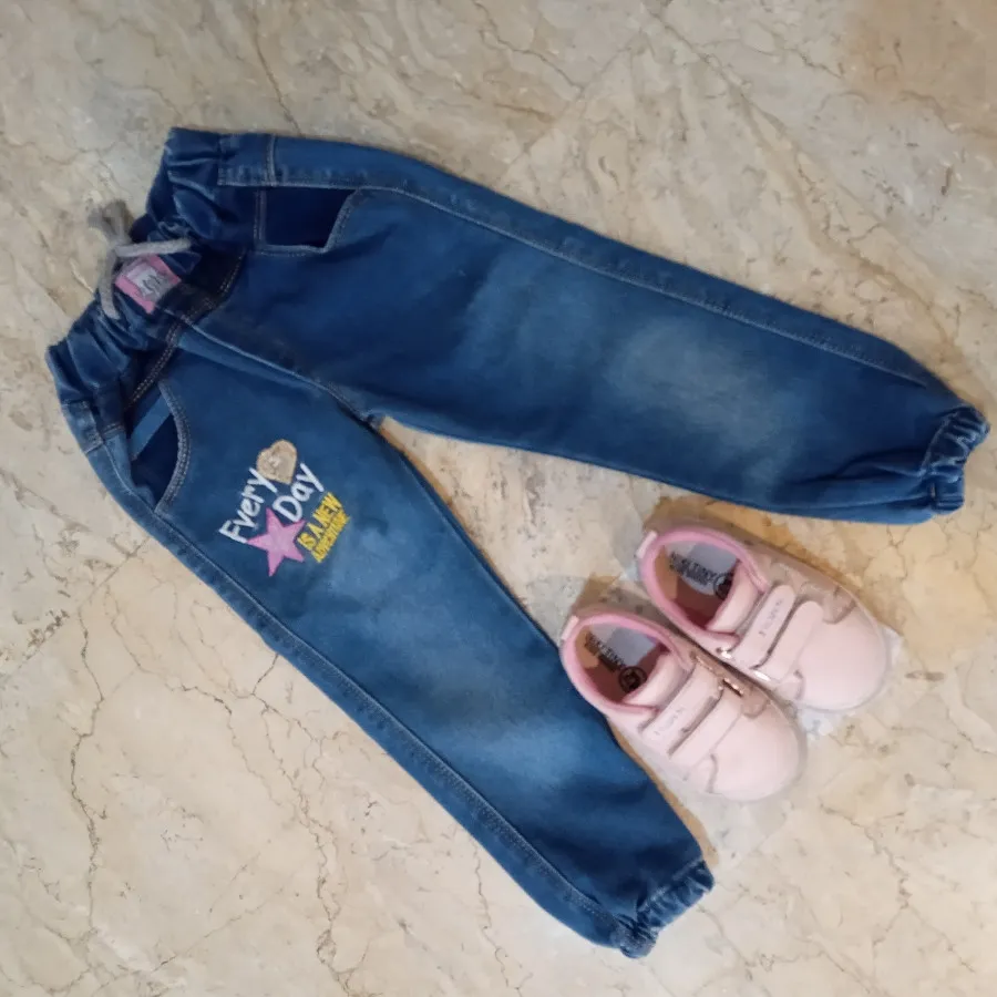 شلوار جین و کفش کودک