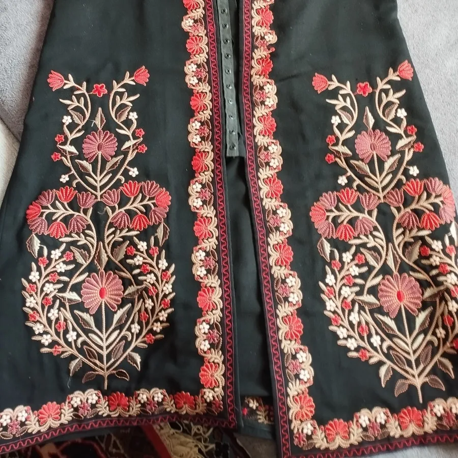مانتو گلدوزی مشکی