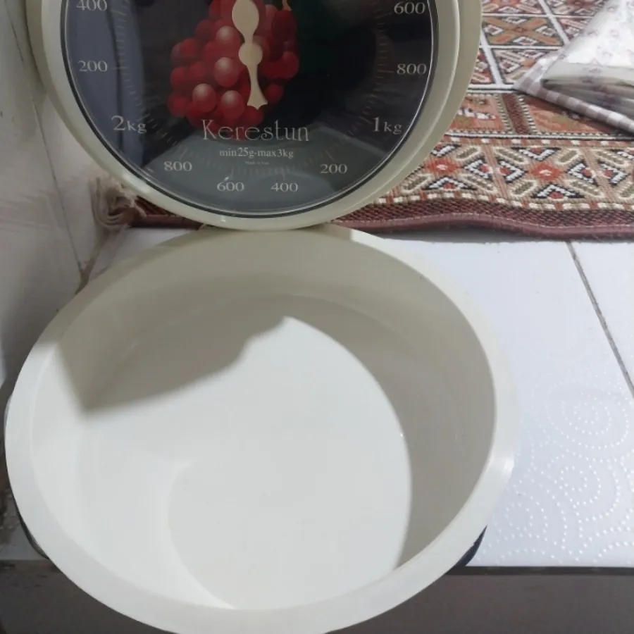 ترازوی دیواری قدیمی