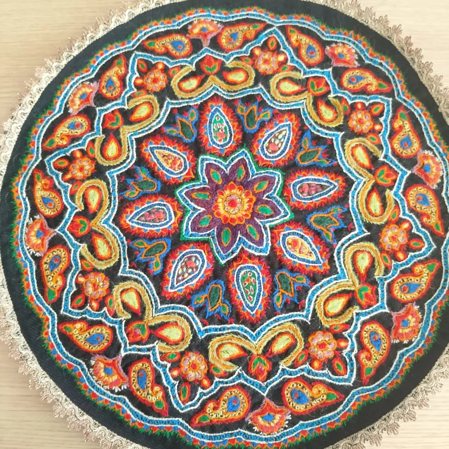 رومیزی پته دو رنگ سفیدومش