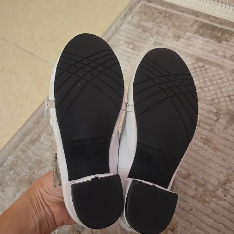 کفش پاشنه دار بچگانه