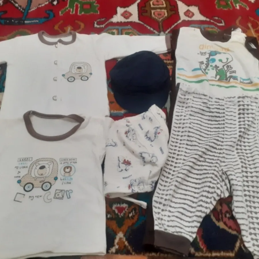 لباس نوزادی و تشک تعویض پ