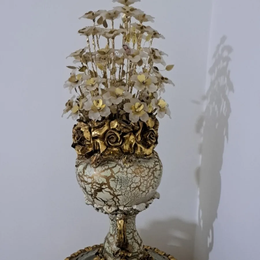گل با پایه طلایی