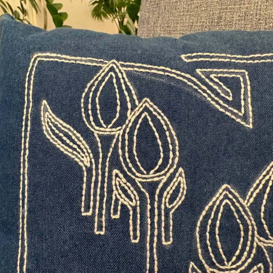کوسن گلدوزی شده بادست