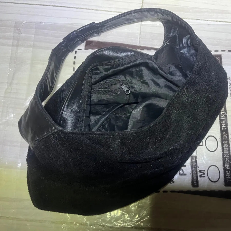 کیف مشکی مخمل