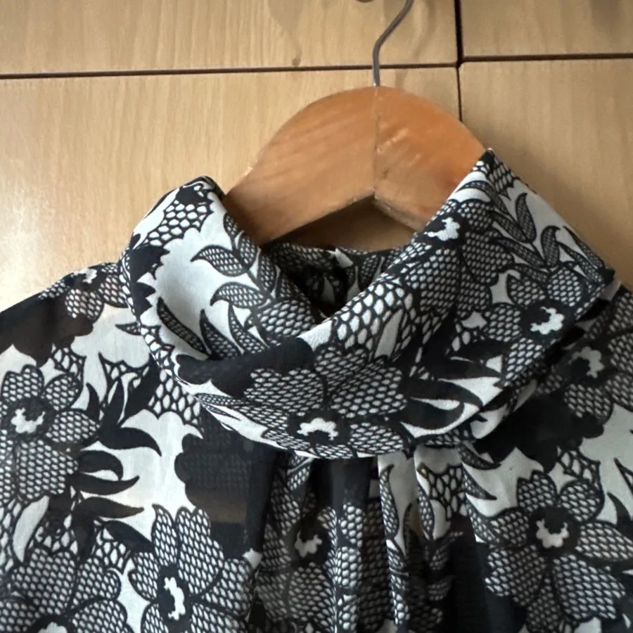 تاپ حریر سفید مشکی