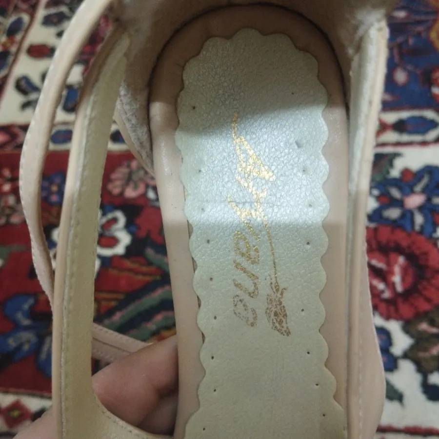 کفش پاشنه دار کرمی