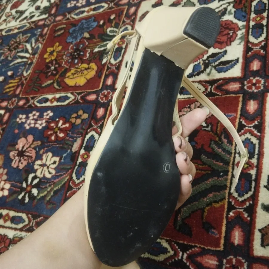 کفش پاشنه دار کرمی