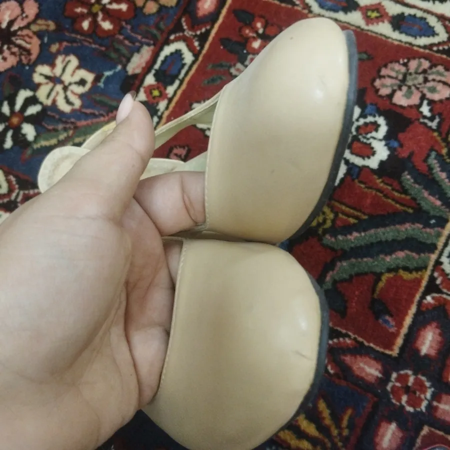 کفش پاشنه دار کرمی