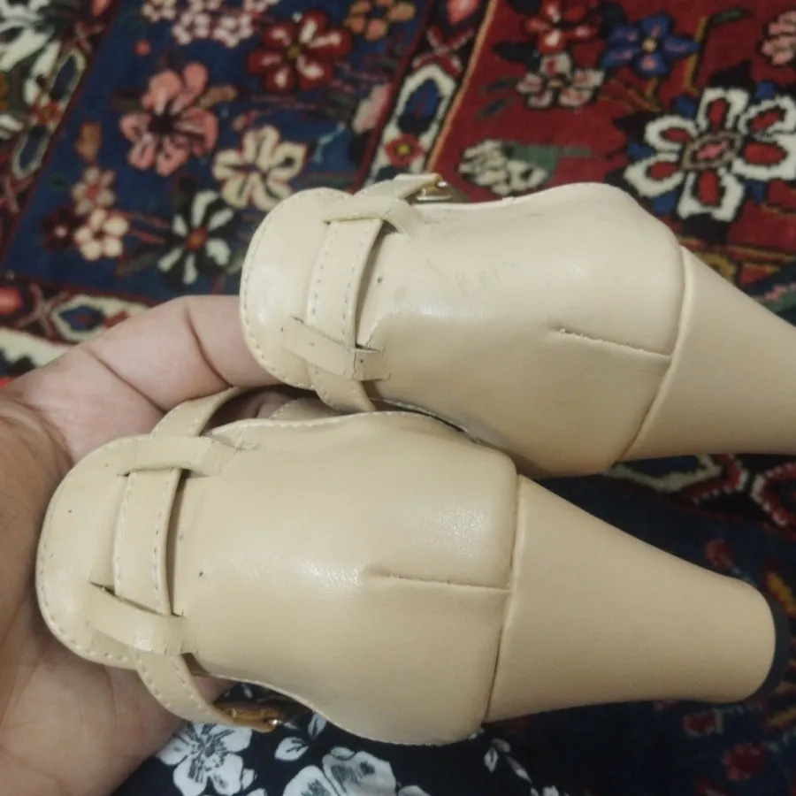 کفش پاشنه دار کرمی