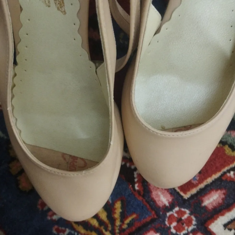 کفش پاشنه دار کرمی
