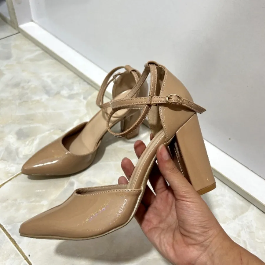 کفش پاشنه بلند کرم