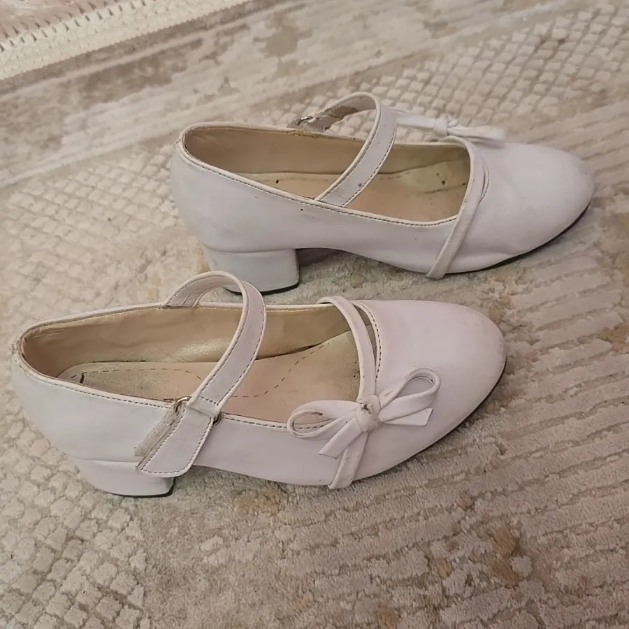 کفش پاشنه دار بچگانه